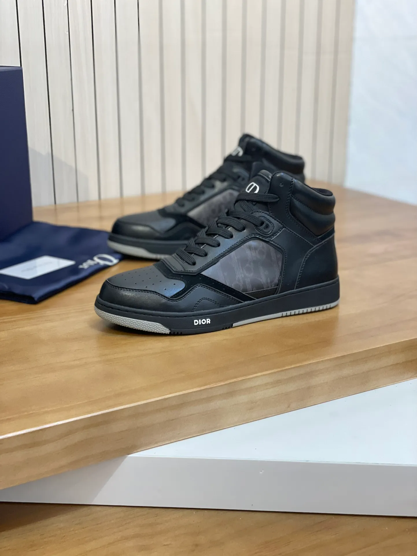 Men's shoes: 💰P460¥ Product trademark: Dior* "Dior*" high-top casual shoes Regular size: 38-44 (can be customized to 45.46) Product materials: Upper imported cowhide stitched with original fabric, breathable lining, original outsole. Number: 1006